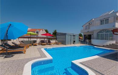 Holiday home Four-Bedroom Holiday Home in Brodarica
