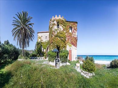 Вилла Seafront villa in Calabria with garden