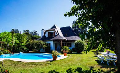 Дом отдыха Chalet con piscina y 2000 m de jardín
