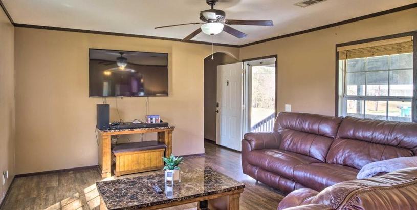 Дом отдыха Warm and Inviting Denham Springs Home with Deck!