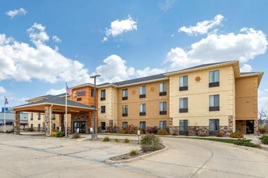 Отель Comfort Inn & Suites Cedar Rapids North - Collins Road