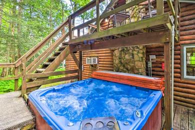 Holiday home Secluded and Quiet Pocono Mtn Cabin with Hot Tub!