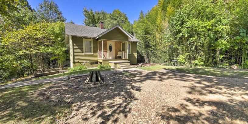 Holiday home Pet-Friendly Cottage with Fire Pit - 3 Mi to SIU!