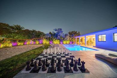 Отель Luxury Casa Bianca Heated Pool/Volleyball Court/Firepit/Chess