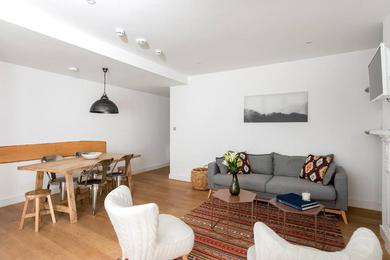 Apartments Stylish 2BR Home in West Kensington 4 guests