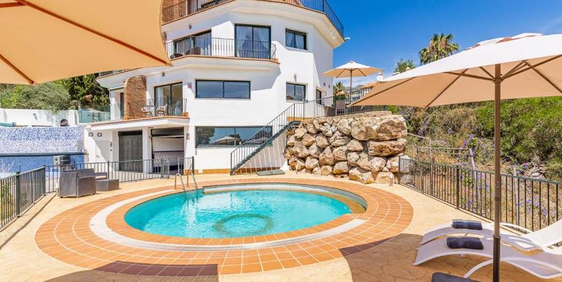 Villa Tranquil 2 bed villa with private pool + sea view!