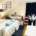 Гостевой дом Snoozed - Perfume Room FR - Luxurious Master Bedroom, 4K 65 TV, Netflix, Work Desk