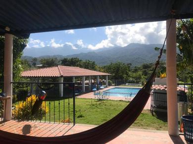 Lodge Casa Finca Majoma, en Bonda, con piscina fogata y ampias zonas verdes