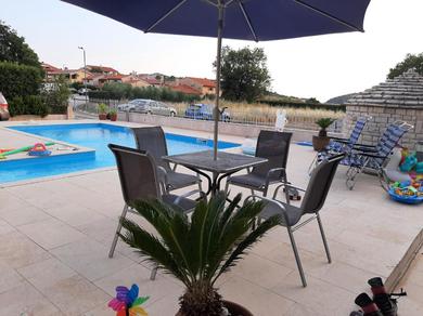Apartments Nice, cosy studio apartment with shared outdoor pool