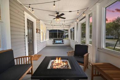 Holiday home Walk to Downtown Eustis~Cozy Porch~Fire Pit~BBQ~Bungalow