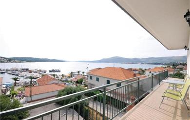 Two-Bedroom Apartment with Sea View in Okrug Gornji
