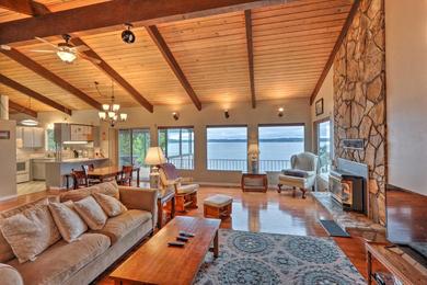 Holiday home Quiet Beachfront Family Home with Mt Rainier Views!
