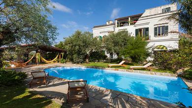 Appartamento in Villa con Giardino privato e piscina