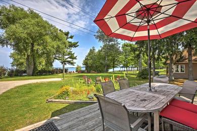 Дом отдыха Lakefront Manitou Cottage Near Dwtn Suttons Bay!