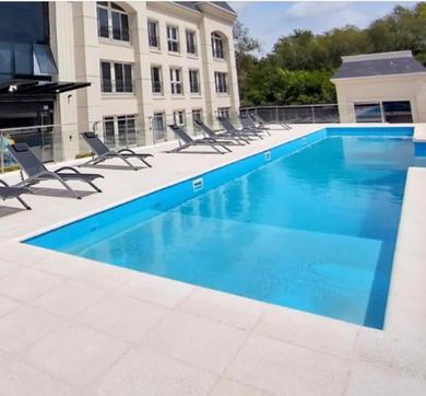 Apartments Apart France con piscina