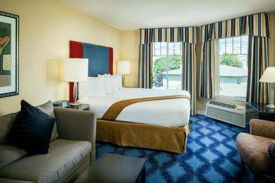 Отель Plaza Inn & Suites at Ashland Creek