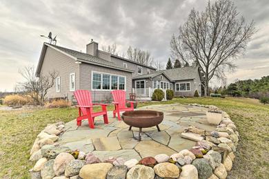 Holiday home Bountiful Home with Fire Pit - Walk to Lake!