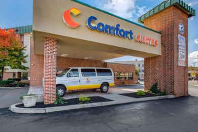 Отель Comfort Suites Bethlehem Near Lehigh University and LVI Airport