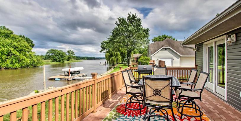 Holiday home Private Waterfront Mississippi River Home!