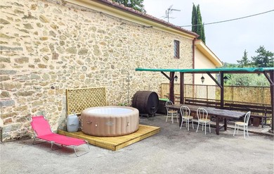 Hotel Amazing Home In Marliana With Jacuzzi, Wifi And 3 Bedrooms