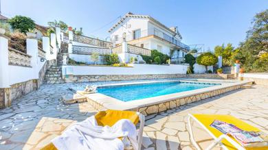 Villa in Montbarbat Sleeps 7 with Pool