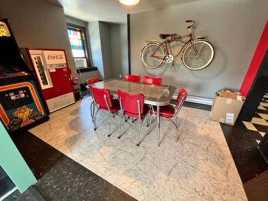 Apartments Cool, Retro Getaway in Heart of Downtown