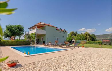 Holiday home Nice home in Donji Prolozac with 5 Bedrooms, WiFi and Private swimming pool