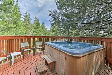 Дом отдыха Cozy Lake Arrowhead Cabin with Hot Tub and Deck!