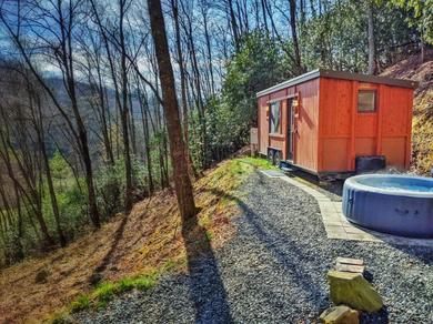 Holiday home Little Red a Romantic Tiny Home with Hot Tub, Fire Pit, Canoe