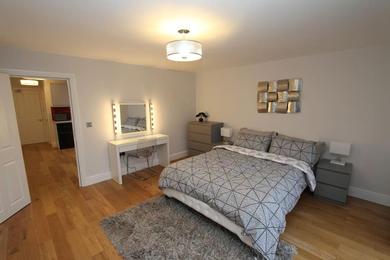 Apartments Lovely One Bed Apartment-Near All Transport-Village-FreeParking