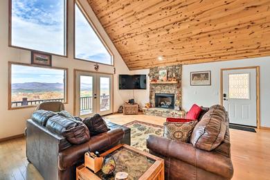 Дом отдыха Murphy Cabin with Fire Pit and Stunning Mtn Views