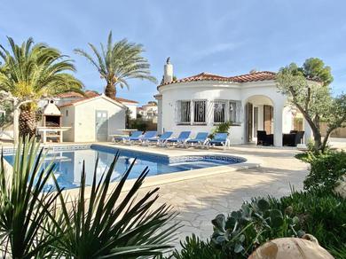 Villa Matilda with air-conditioning & private swimming pool only 400m walk to the beach