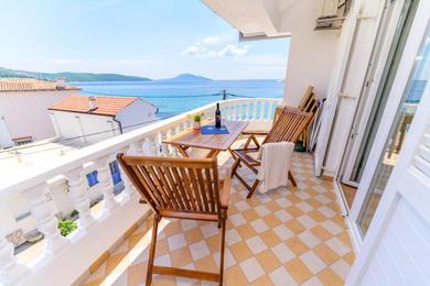 Apartments 2 bedrooms appartement with sea view furnished balcony and wifi at Martinscica