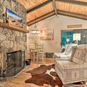 Дом отдыха Luxury Highlands Cottage with Deck and Fireplace!