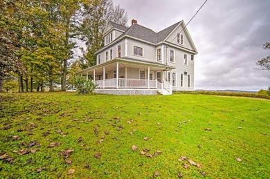 Дом отдыха Historic Victorian Farmhouse with Porch and Views!