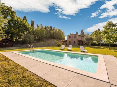 Private garden and pool 10 km from Siena and Crete Senesi