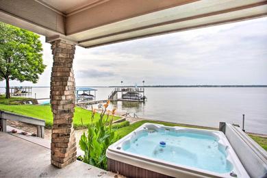 Holiday home Cedar Creek Lake House with Private Hot Tub!