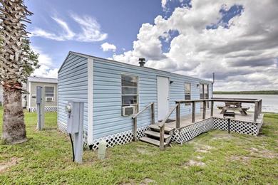 Holiday home Cozy Lakefront Home in Ocala with Deck, Grill and A and C!