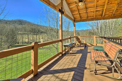 Holiday home Cozy Creekside Cabin with Fire Pit and Views!