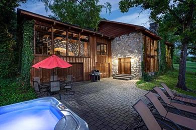 Дом отдыха PRIVATE Lakefront Cabin HOT TUB Pool Table WIFI Amazing VIEW Close to Branson
