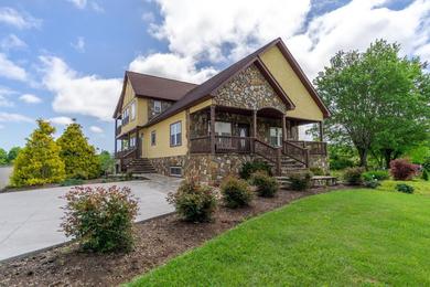 Holiday home Hot Tub, Views & Game Room - 20 min to Downtown Asheville!