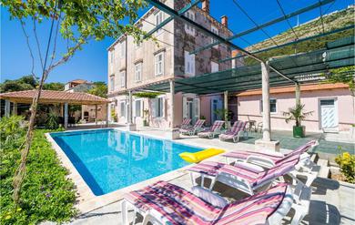 Apartments Nice apartment in Dubrovnik with Outdoor swimming pool, WiFi and 5 Bedrooms
