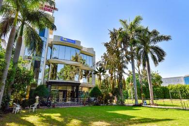 Hotel FabExpress Riya Revati Resort