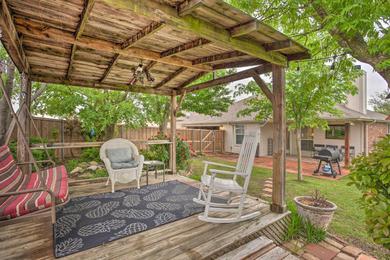 Дом отдыха Charming Home with Yard, 25 Mi to Dtwn Dallas!