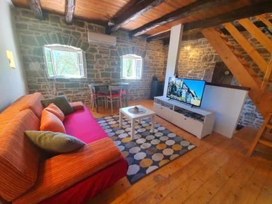 Holiday home Casa Leonarda, old authentic Istrian stone house near Motovun, central Istria