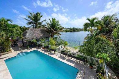 Дом отдыха Lakefront Duplex with Pool between Miami & Keys 4 Bedroom 2 Bathroom