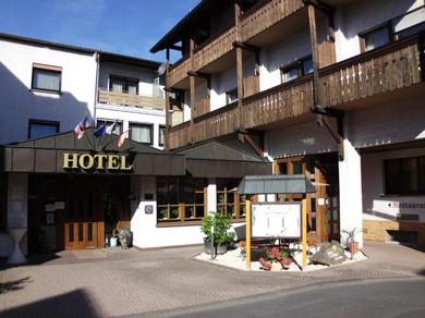 Отель Hotel-Restaurant Zum Schwalbennest