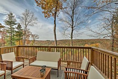 Дом отдыха Newly Built and Secluded Catskill Cottage with Views!