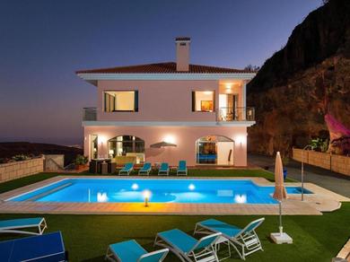 Hotel Luxurious holiday home with a fantastic mountain view