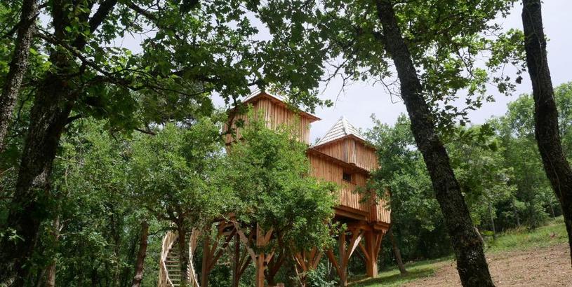 Кемпинг Cabane Château dans les arbres avec spa privatif- Messilhac